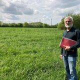 Rainer Faber aus Polsum steht am Rand der landwirtschaftlichen Fläche, auf der die Erweiterung des BP-Industriegeländes geplant ist.