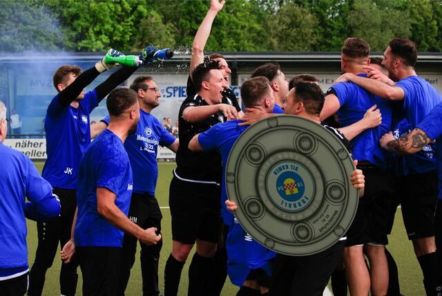 Die Spieler des VfL Kamen feierten am 7. Mai 2022 ausgelassen die vorzeitige Meisterschaft in der Kreisliga A1 Unna-Hamm.