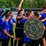 Die Spieler des VfL Kamen feierten am 7. Mai 2022 ausgelassen die vorzeitige Meisterschaft in der Kreisliga A1 Unna-Hamm.