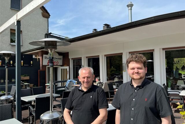 Vincenzo (l.) und Angelo Parisi vor ihrem Restaurant Enzo.