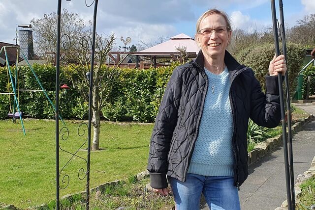 Eine Frau steht in einem Garten