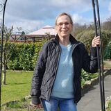 Eine Frau steht in einem Garten
