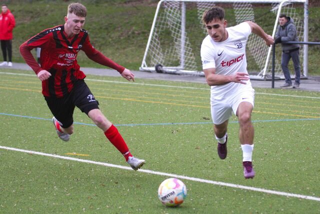 Fußballspieler Burak Umar (r.) von SW Meckinghoven im Laufduell.