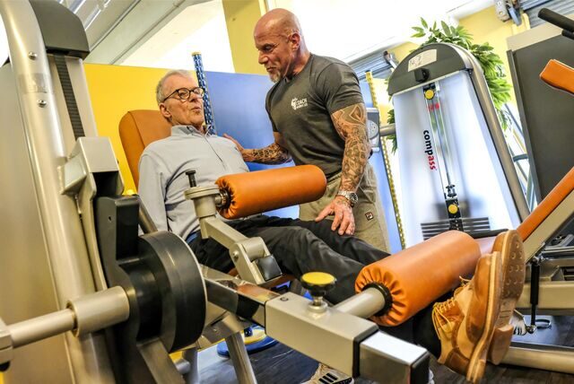 Schauspieler Wichart von Roëll (l.) und Personal Coach Morris Lee trainieren in einem Fitnessraum der amt-Gesundheitsakademie in Recklinghausen.