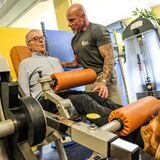 Schauspieler Wichart von Roëll (l.) und Personal Coach Morris Lee trainieren in einem Fitnessraum der amt-Gesundheitsakademie in Recklinghausen.