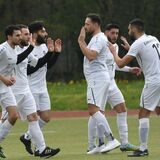 Fußballer von Eintracht Ickern klatschen sich ab.