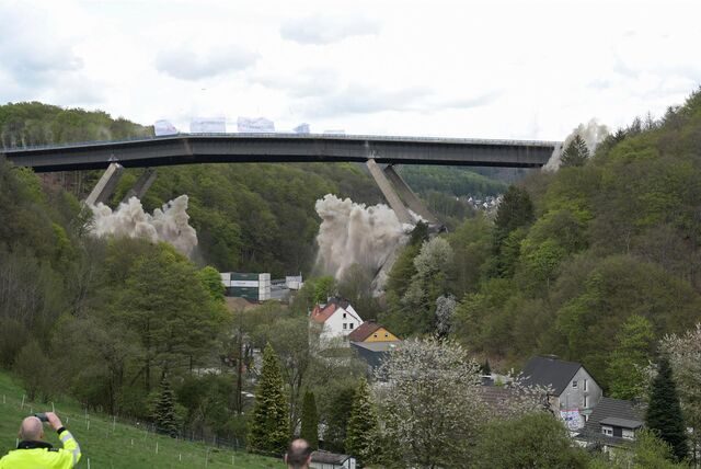 Sprengung der Talbrücke Rahmede, der Sprengstoff in den Brückenpfeilern explodiert, danach sinkt die Talbrücke wie geplant zu Boden.