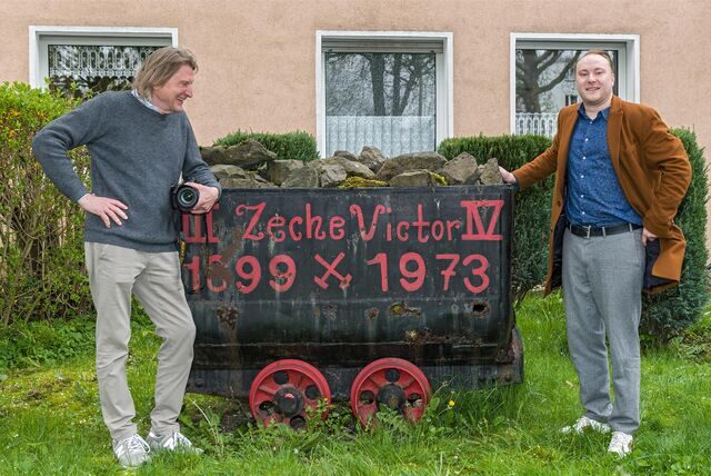 Martin Holtappels traf in Ickern auf Jan Clemens Wand (r.), den Besitzer des 2000. Grubenwagens, den der Fotograf nun kartierte und fotografierte. Rund 80 davon stehen allein in Castrop-Rauxel.