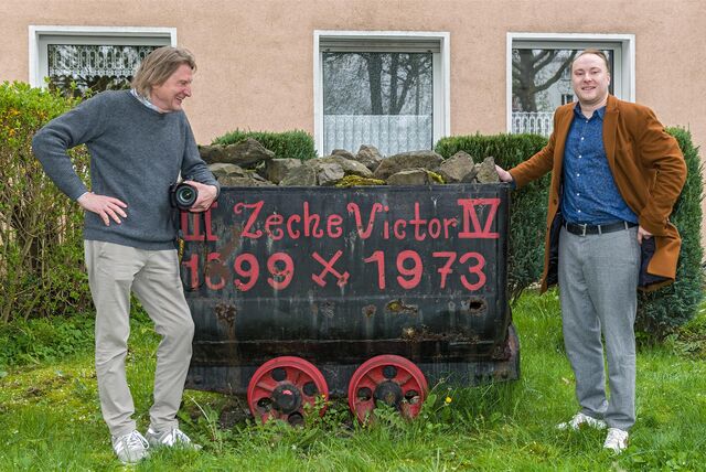 Martin Holtappels traf in Ickern auf Jan Clemens Wand (r.), den Besitzer des 2000. Grubenwagens, den der Fotograf nun kartierte und fotografierte. Rund 80 davon stehen allein in Castrop-Rauxel.