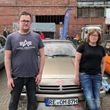 Mandy und Marcel Hellerberg vor ihrem Opel Manta.