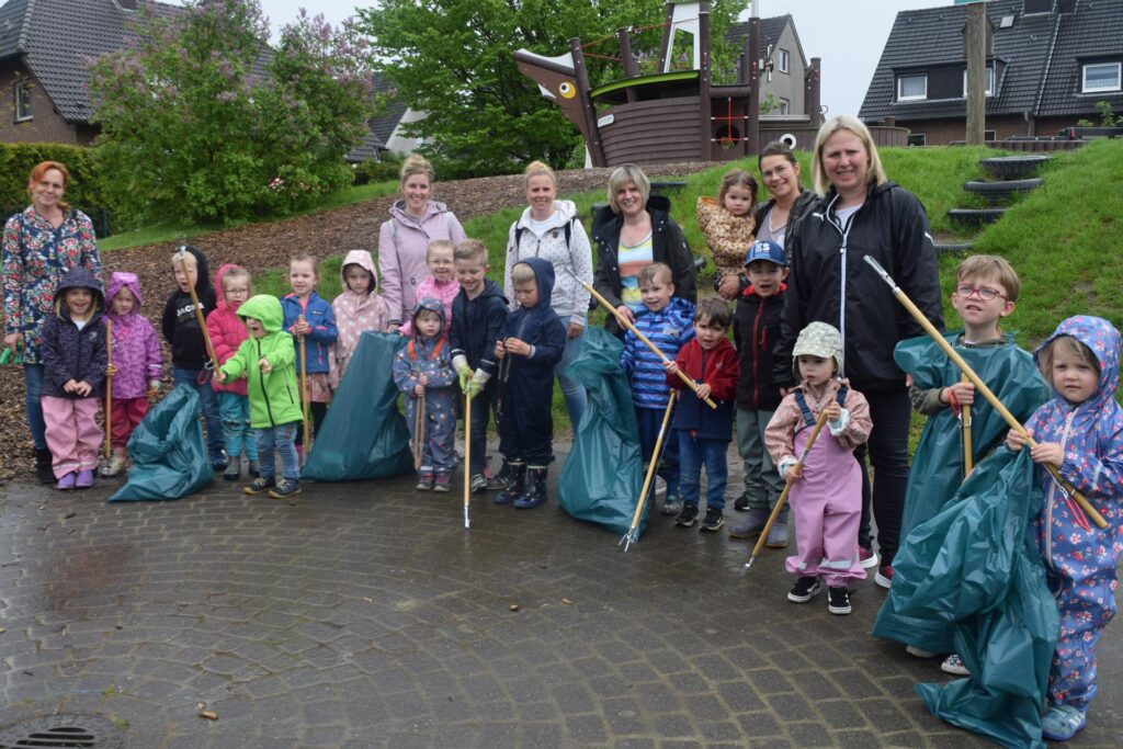 Kinder in Oer-Erkenschwick präsentieren gesammelten Müll.