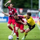 Can Özkan im Zweikampf.