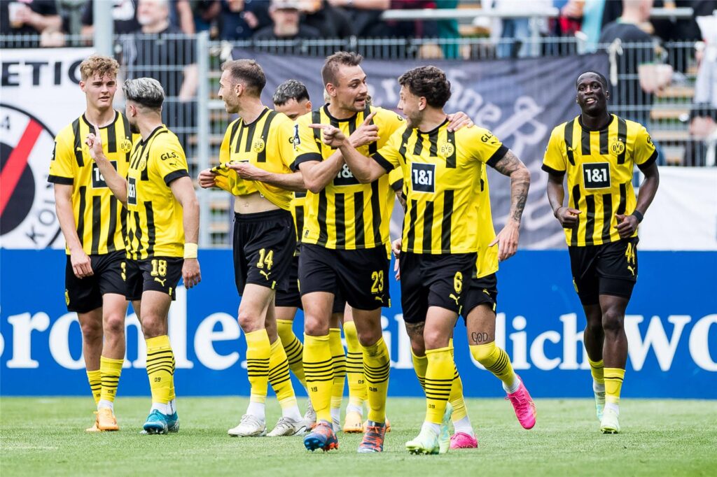 Die Spieler der BVB-U23 feiern ihren Treffer in Köln. Die Spieler der BVB-U23 feiern ihren Treffer in Köln.