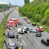 Die Unfallstelle auf der A40. Im Hintergrund ist die Schnettkerbrücke zu erkennen.