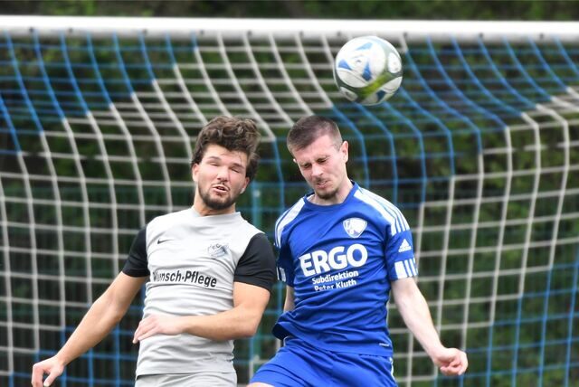 Emre Hamut (l), der innerhalb der Stadt zum FC Castrop-Rauxel wechseln soll, ließ wegen Meckerns mit Gelb-Rot (58.) seine Kameraden im Stich.