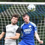 Emre Hamut (l), der innerhalb der Stadt zum FC Castrop-Rauxel wechseln soll, ließ wegen Meckerns mit Gelb-Rot (58.) seine Kameraden im Stich.
