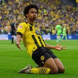 Karim Adeyemi bejubelt seinen Treffer zum 1:0 gegen Wolfsburg.