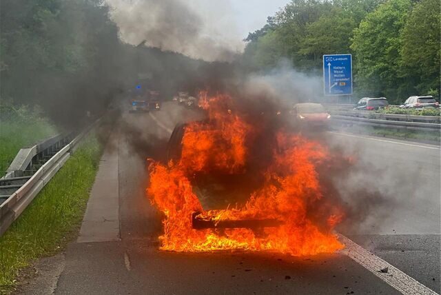 bennendes auto auf der autobahn