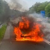 bennendes auto auf der autobahn