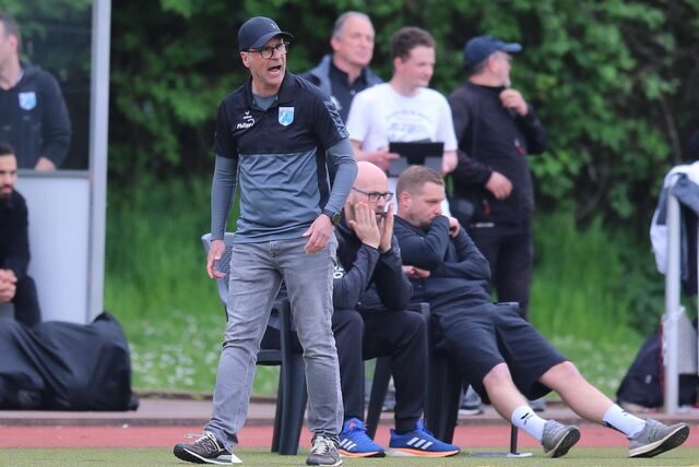 Aufregend war für Toni Molina (vorn), Trainer von Wacker Obercastrop, das Duell bei Concordia Wiemelhausen.