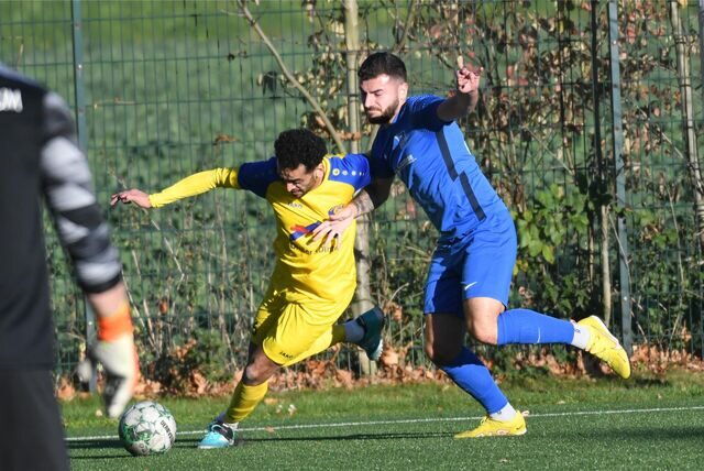 Dem FC Altenbochum (blaue Trikots) war schon vor dem 2:0 im Rückspiel gegen die Spvg Schwerin der Meister-Titel nich mehr zu nehmen.