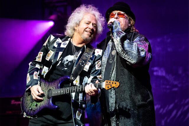 Steve Lukather und Joseph Williams werden mit ihrer Band „Toto“ ebenfalls im Rahmen der „Night of the Proms“ in den Dortmunder Westfalenhallen auftreten.