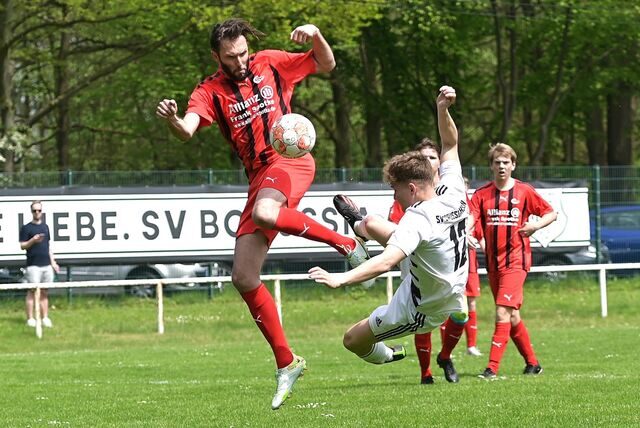 Artistisch versucht hier der Ahsener Moritz Groß (r.) gegen den Dattelner Abwehrspieler Timo Tetzlach einen Seitfallzieher anzusetzen.