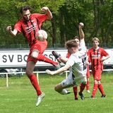 Artistisch versucht hier der Ahsener Moritz Groß (r.) gegen den Dattelner Abwehrspieler Timo Tetzlach einen Seitfallzieher anzusetzen.