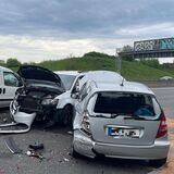 Drei der neun am Unfall beteiligten Autos auf der A40
