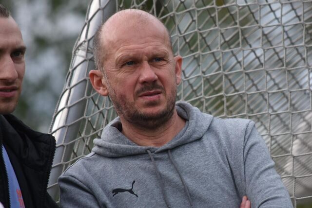 Marc Woller beobachtet das Spiel seiner Mannschaft.
