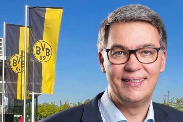 OB Thomas Westphal vor BVB-Flaggen und DFB-Museum