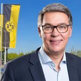 OB Thomas Westphal vor BVB-Flaggen und DFB-Museum