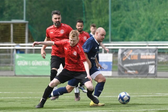 Der FC Frohlinde II (dunkle Trikots) feierte einen 3:2-Sieg gegen SF Wanne II. Arminia Ickern (rote Hemden) unterlag dem VfB Börnig deutlich mit 0:6.
