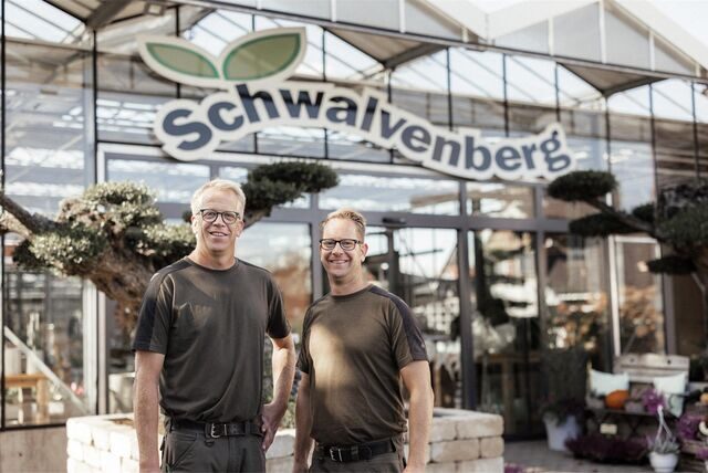 Stefan und Karsten Schwalvenberg stehen zwischen ihren Blumenpflanzen.