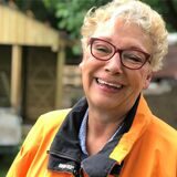 Annelene Giese (62) kennt ihre Tiere auf der Vivamos Alpaka-Farm in Castrop-Rauxel-Dingen in- und auswendig.