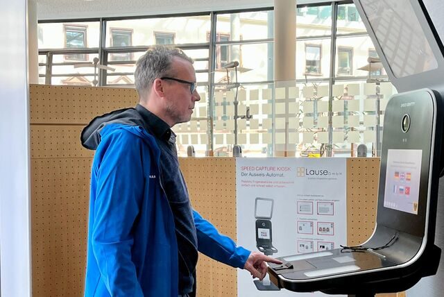 Autor Georg Thanscheidt in der „Speed Capture“-Apparatur in den Bürgerdiensten am Südwall