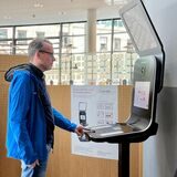 Autor Georg Thanscheidt in der „Speed Capture“-Apparatur in den Bürgerdiensten am Südwall
