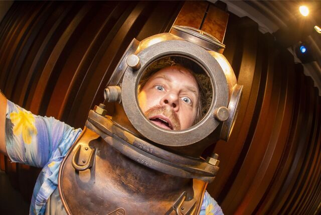 Selfie des Recklinghäuser Künstlers Sebastian „Sebel“ Niehoff in einem altertümlichen Taucherhelm. Das Foto ist Teil einer Ausstellung im LWL-Museum Schiffshebewerk Henrichenburg in Waltrop.