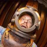 Selfie des Recklinghäuser Künstlers Sebastian „Sebel“ Niehoff in einem altertümlichen Taucherhelm. Das Foto ist Teil einer Ausstellung im LWL-Museum Schiffshebewerk Henrichenburg in Waltrop.