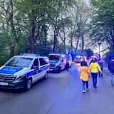 BVB-Fans in der Nähe des Phoenix-West-Geländes, nachdem sie einen liegen gebliebenen Sonderzug verlassen mussten.