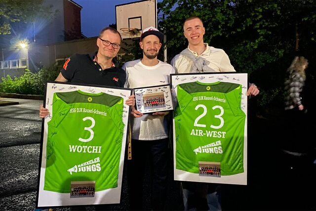 Wurden vor dem Dorstfeld-Spiel beim Saisonabschluss verabschiedet: Co-Trainer Jürgen Woitacha, Keeper Daniel Nachtwey und Goalgetter Emil Weste.
