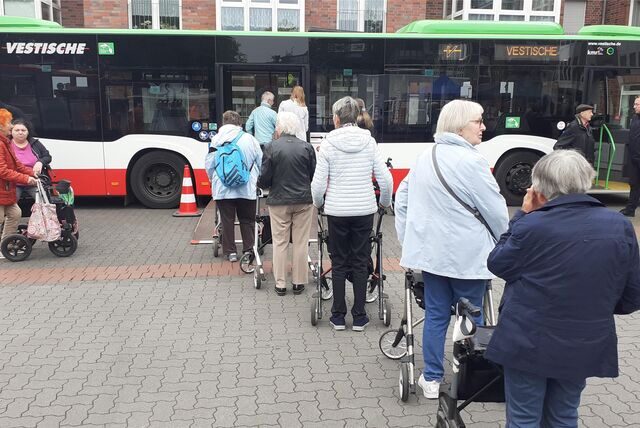 Bei dem Rollatortraining auf dem Markplatz in Hüls herrscht großer Andrang.