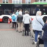 Bei dem Rollatortraining auf dem Markplatz in Hüls herrscht großer Andrang.