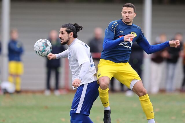 Vedat Öz (l) vom FC Castrop-Rauxel hat mit zwei Toren gegen den TuS Stockum den Sprung in die Top 10 der heimischen Torjäger geschafft.