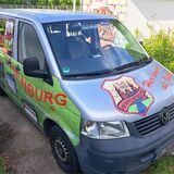 Der Bulli des TuS Henrichenburg, mit dem auch die C-Junioren des TuS (rote Trikots) zu ihren Auswärtsgegnern fahren können, ist inzwischen in die Jahre gekommen. Der Verein an der Lambertstraße möchte auf einen elektrischen Kleinbus umsteigen.