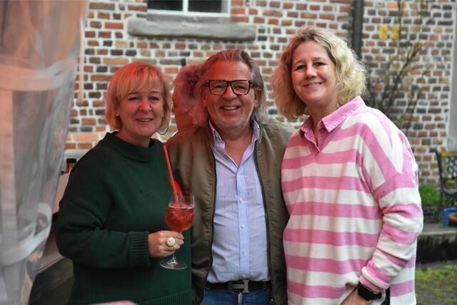Das Weinfest auf Schloss Bladenhorst war zum Teil verregnet, aber zum Teil auch frühlingshaft-schön. Besucher genossen den Mai-Beginn im Ambiente des uralten Ensembles.