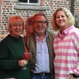 Das Weinfest auf Schloss Bladenhorst war zum Teil verregnet, aber zum Teil auch frühlingshaft-schön. Besucher genossen den Mai-Beginn im Ambiente des uralten Ensembles.