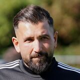 Aykut Kocabas, Trainer von Eintracht Werne, schaut nachdenklich.