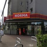 Eine Filiale der Discounter-Kette Norma in Recklinghausen. Davor stehen zwei Kundinnen.