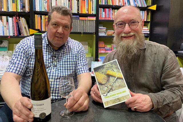 Weinexperte Dietmar Weiß und Buchhändler Wolfgang Tänzer aus Datteln.
